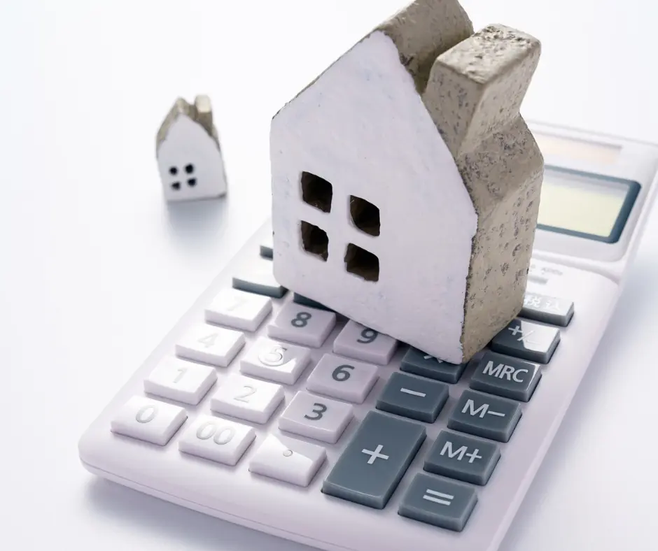White house model and calculator representing home, roofing contractor financing and cost calculations